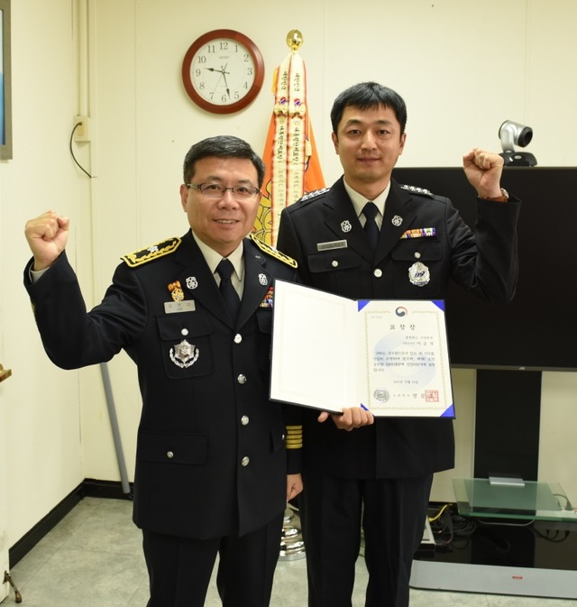 ▲ 충북소방본부 이순정 소방장이 제1회 safe대상을 받았다. 우축이 이순정 소방장.ⓒ충북도