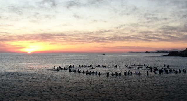 ▲ 지난해 죽도해변에서 펼쳐진 '새해 일출 서핑 이벤트'에 참여한 서퍼들이 아침해를 바라보며 출발 준비를 하고 있다.ⓒ양양군