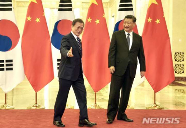 ▲ 문재인 대통령과 시진핑 중국 국가주석이 회담장으로 향하는 모습. ⓒ뉴시스. 무단전재 및 재배포 금지.