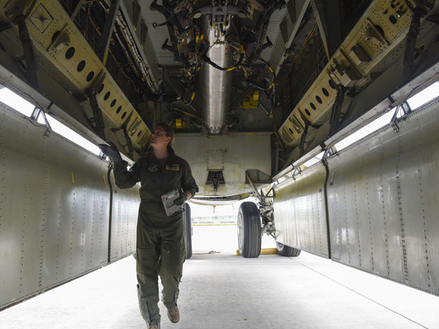 ▲ 괌 앤더슨 공군기지에 배치돼 있던 B-52H 전략 폭격기를 정비하는 모습. 김정은에게 선물로 줄 폭탄을 싣는 곳이 텅 비어 있다. ⓒ괌 소재 앤더슨 美공군기지 공개사진.