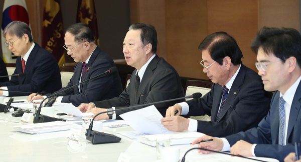 ▲ 박용만 대한상공회의소 회장(가운데)이 27일 서울 중구 상의회관에서 열린 ‘2020년 경제정책방향 기업인 간담회’에서 인사말을 하고 있다. ⓒ대한상의