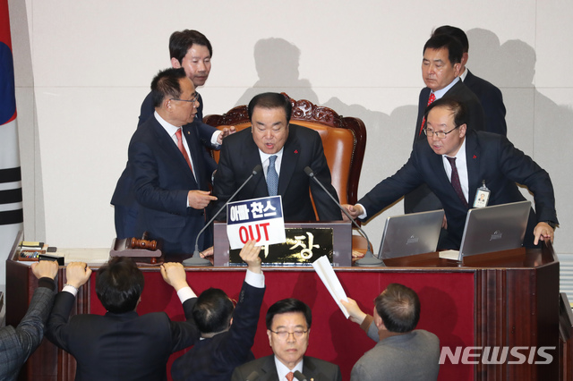 ▲ 지난 23일 자유한국당 의원들이 문희상 국회의장의 선거법 개정안 상정에 반발하며 '아빠찬스 OUT'이라는 피켓을 들고 항의하고 있다.ⓒ뉴시스