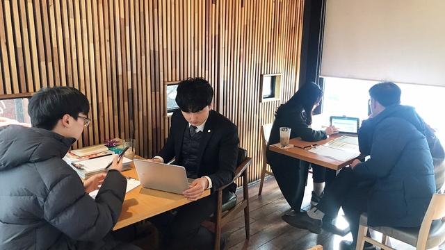 ▲ 도심 속 카페에서 찾아가는 입학컨설팅을 진행하고 있는 대구한의대 입학사정관.ⓒ대구한의대