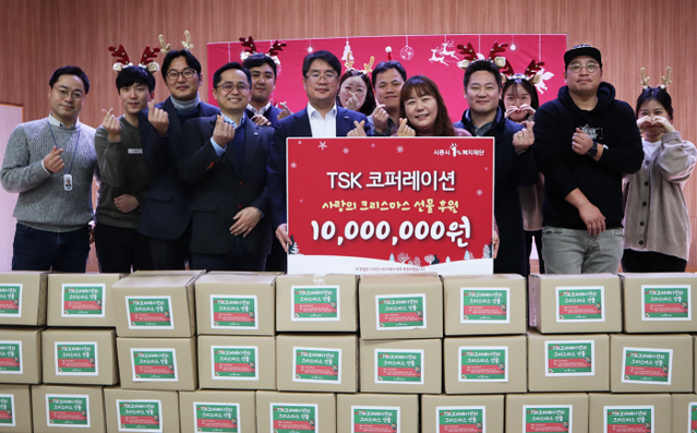▲ TSK코퍼레이션 오세욱 경영본부장이 지난 23일 경기 시흥시 소재 장곡동 행정복지센터에서 TSK사내봉사단과 나눔활동을 펼치고 있다. ⓒ TSK코퍼레이션