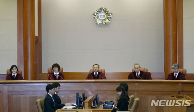 ▲ 유남석 헌법재판소장 등 헌법재판관들이 27일 한일 위안부 합의에 대한 판결을 발표하고 있다. ⓒ뉴시스. 무단전재 및 재배포 금지.