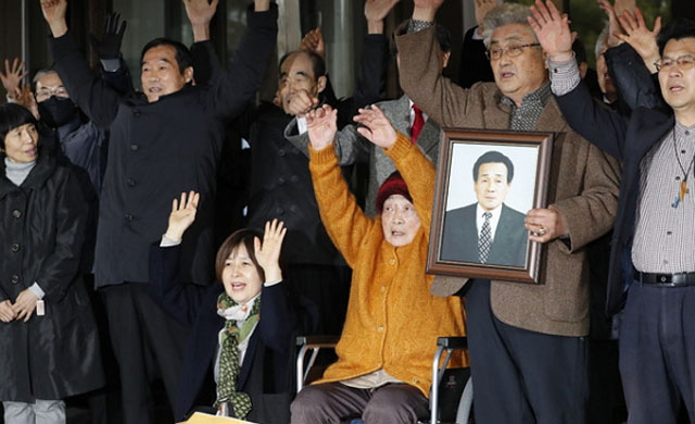 ▲ 지난해 11월 29일 미쓰비시로부터 배상 받으라는 판결을 받아낸 징용 피해자들이 만세를 부르고 있다. ⓒ뉴시스. 무단전재 및 재배포 금지.