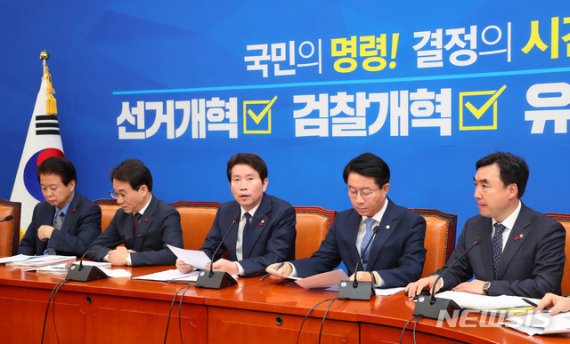 ▲ 이인영(가운데) 더불어민주당 원내대표가 26일 국회에서 열린 당 정책조정회의에 참석해 발언하고 있다.
ⓒ뉴시스