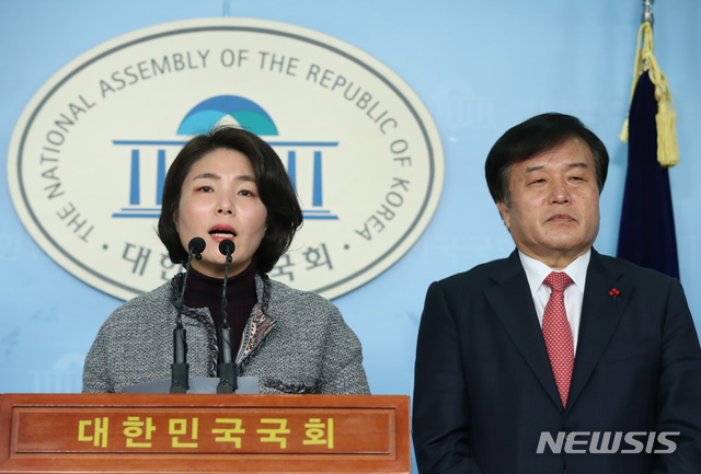 ▲ 자유한국당 전희경(왼쪽) 대변인과 총선기획단 총괄팀장 이진복 의원이 17일 서울 여의도 국회에서 당 총선기획단 회의 결과 브리핑을 하고 있다. ⓒ뉴시스