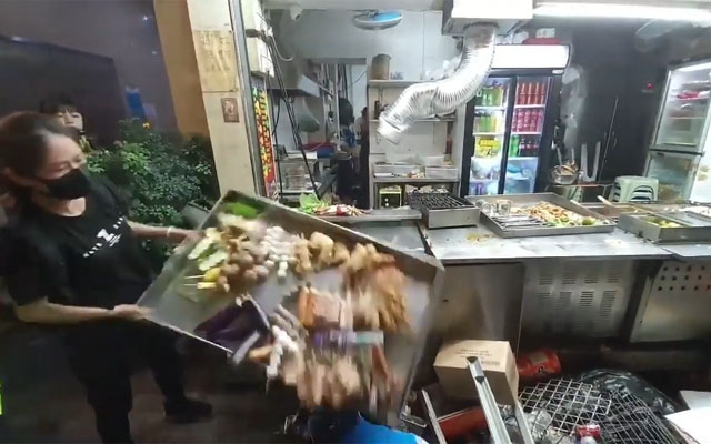 ▲ 크리스마스 이브 경찰협조 가게 파괴장면 ⓒ허동혁