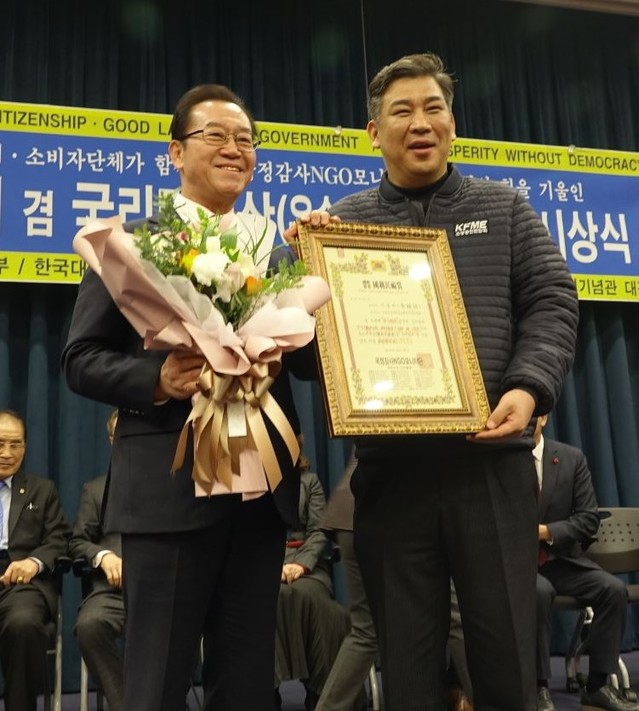 ▲ 27일 자유한국당 이종배 국회의원(왼쪽)이 국정감사 NGO 모니터단이 선정한 '국리민복상'을 수상하고 관계자와 기념촬영을 하고 있다.ⓒ이종배 의원 사무실