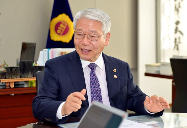 ▲ 서금택 세종시의회 의장이 27일 “국회 세종의사당 설계비 예산이 지난해에 이어 올해에도 반영됐다”면서 “내년엔 행정수도 완성에 한걸음 더 다가설 수 있도록 의지와 역량을 모으겠다”고 밝히고 있다.ⓒ세종시의회