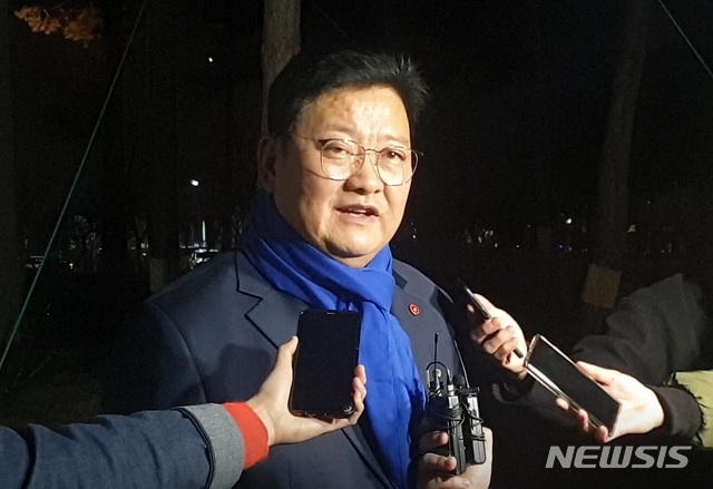 ▲ 지난 19일 오후 울산지검 에서 검찰 조사를 마치고 취재진의 질문에 답하고 있는 임동호 더불어민주당 전 최고위원ⓒ뉴시스