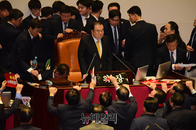 ▲ 문희상 국회의장이 27일 오후 국회에서 열린 본회의에서 자유한국당 의원들의 반발 속에 선거법 일부 개정안을 통과 시키고 있다.
ⓒ이종현 기자