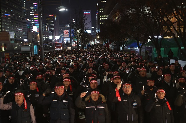▲ 기업은행노조를 비롯한 금융노조, 한국노총 관계자들이 27일 저녁 6시 30분 서울 종로구 광화문 광장에 모여 '함량미달 낙하산 반대 전조합원 결의대회'를 열었다. ⓒ금융노조