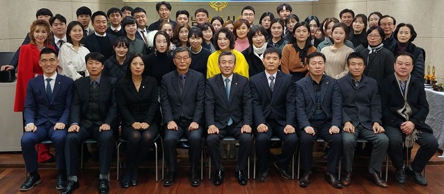 ▲ 청주남청주신협 뉴-하모니운동 결산의 밤 및 우수 직원 시상식에서 이지훈 직원이 대상을 받았다. 사진은 시장직후 임직원들이 기념촬영을 하고 있다.ⓒ청주남청주신협