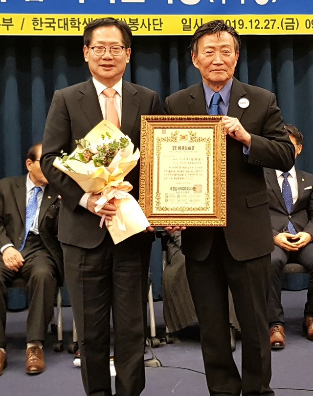 ▲ 국회 보건복지위원회 오제세 이원이 지난 27일 국정감사 NGO 모니터단에서 선정한 2019 국정감사 국리민복상을 받았다.ⓒ오제세 국회의원실