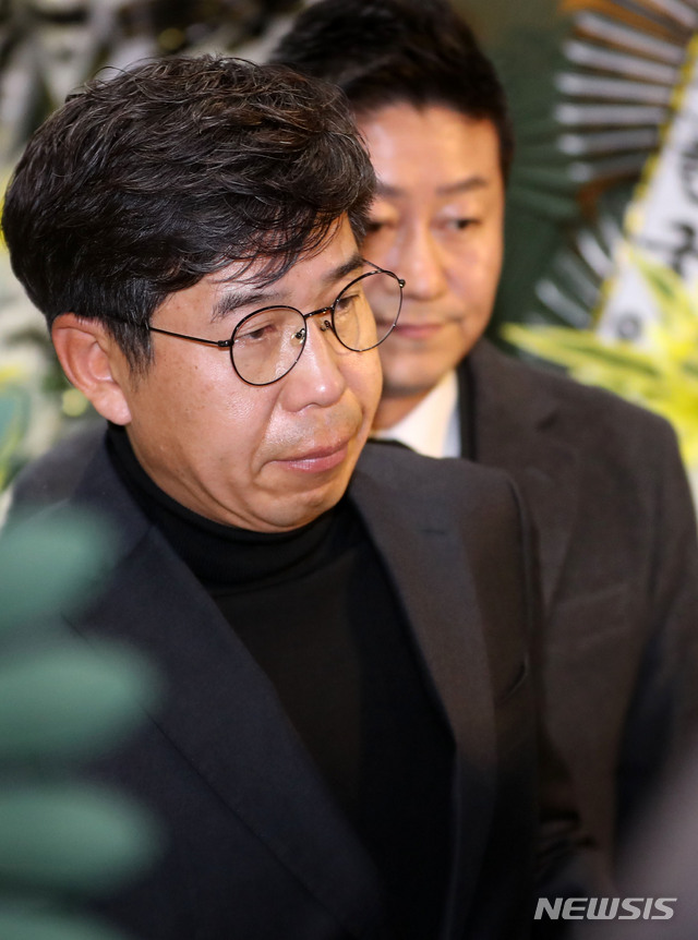 ▲ ‘청와대 하명수사·선거개입’ 의혹을 수사 중인 검찰이 백원우(53) 전 청와대 민정비서관(현 민주연구원 부원장)을 비공개로 소환 조사했다. 그가 관련 의혹으로 검찰 조사를 받는 것은 이번이 처음이다. 사진은 백 전 비서관이 지난 3일 서울성모장례식장에 마련된 전 청와대 민정비서관실 특별감찰반 수사관의 빈소 조문 후 장례식장을 나서는 모습이다. ⓒ뉴시스