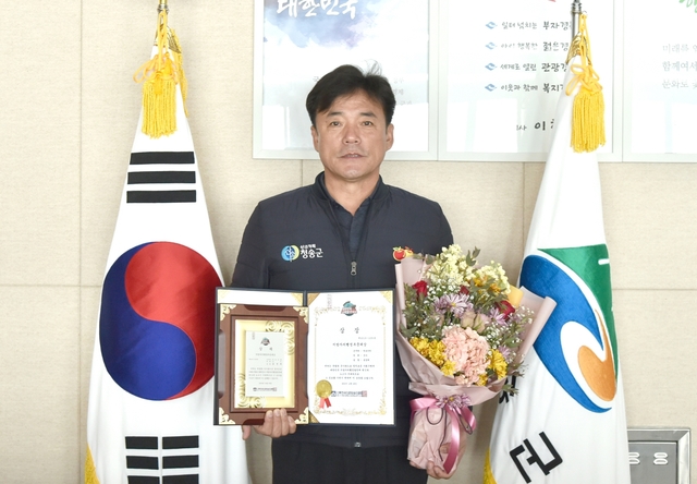 ▲ 윤경희 청송군수가 지난 26일 ‘2019 대한민국 사회발전대상’에서 지방자치행정부문 대상을 수상하는 영예를 안았다.ⓒ청송군