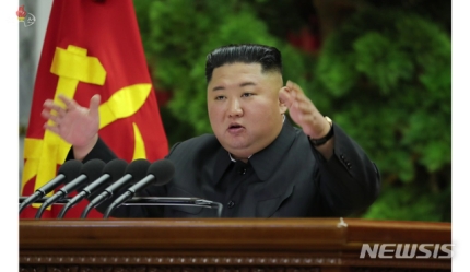 ▲ 김정은 북한 국무위원장이 28일 노동당 중앙위원회 전원회의를 열어 '역사적인 보고'를 했다고 조선중앙통신이 보도했다. 미국이 비핵화와 관련해 제시한 ‘연말 시한’을 앞두고 대미 대결 수위가 높아지는 가운데 내년 초 신년사에 앞서 주요 결정 사항을 논의를 한 것이다. ⓒ뉴시스