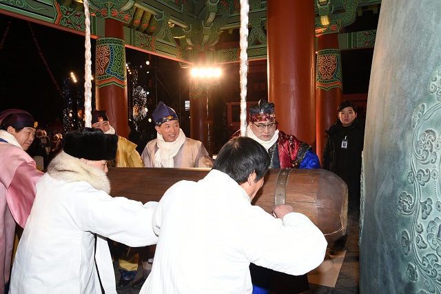 ▲ 기해년 제야의 종 타종식 장면.ⓒ경주시