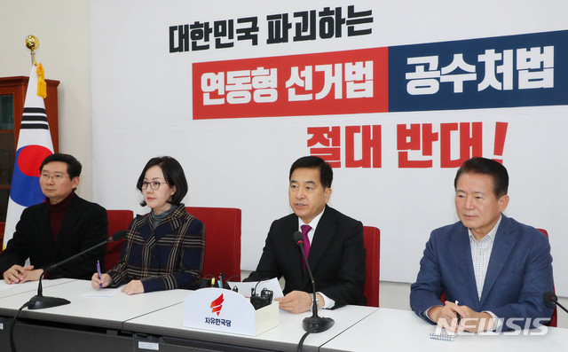 ▲ 심재철(오른쪽 두번째) 자유한국당 원내대표가 29일 서울 여의도 국회에서 기자회견을 열고 민주당이 석패율제를 도입하지 않는 대가로 3+1 대표 출마지에 자당 후보를 내지 않기로 했다고 주장하고 나섰다.ⓒ뉴시스