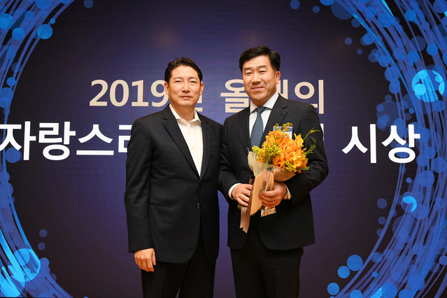 ▲ 2019 올해의 효성인상 시상식에서 권상환 효성TNS 상무가 조현준 효성그룹 회장과 함께 한 모습.(효성그룹 조현준 회장 (왼쪽), 효성TNS 권상환 상무(오른쪽)).ⓒ효성