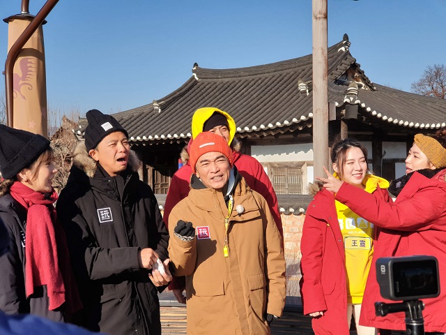 ▲ ‘종예완흔대’촬영팀이 경주 교촌한옥마을에서 촬영하고 있다.ⓒ경북문화관광공사