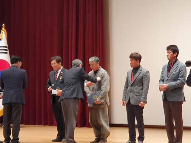 ▲ 군민의 생명을 지킨 마을대표 3명이 대통령·국무총리·장관 표창을 수상했다.ⓒ울진군