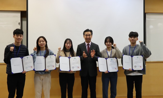 ▲ 전영태 한수원 상생협력처장(오른쪽 세번째)가 대학생 멘트 학생들에게 장학금을 수여하고 기념촬영을 하고 있다.ⓒ한수원