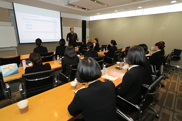 ▲ 김용근 포스코 기업시민실 리더가 지난 30일  철강해설사를 대상으로 강의를 진행하고 있다.ⓒ포항제철소