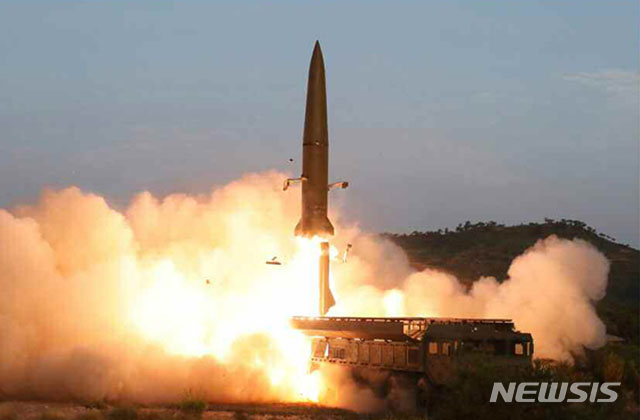 ▲ 북한이 지난 7월 발사한 신형유도전술무기. 북한판 이스칸데르로 불린다. ⓒ뉴시스. 무단전재 및 재배포 금지.