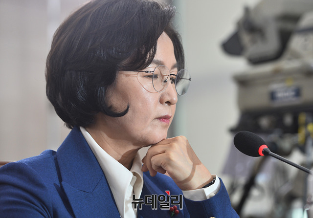 ▲ 추미애 법무부 장관 후보자가 30일 오전 국회 법제사법위원회에서 열린 인사청문회에서 생각에 잠겨 있다. ⓒ박성원 기자