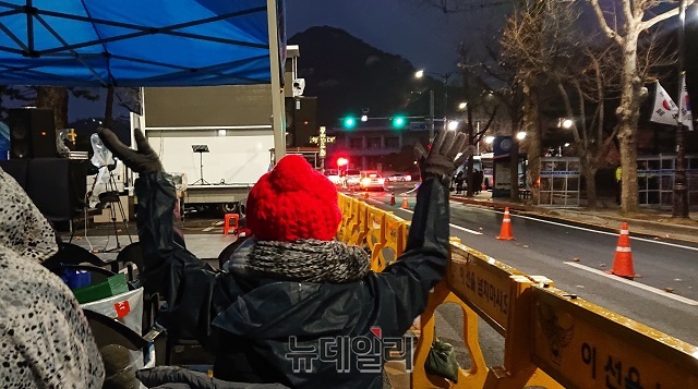 ▲ 30일 밤 청와대 앞 효자로에서 열린 '문재인 퇴진 국민대회' 철야 농성. ⓒ이상무 기자