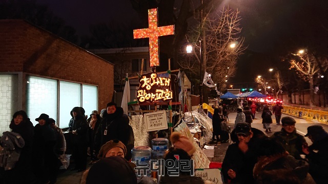 ▲ 30일 밤 청와대 앞 효자로에서 열린 '문재인 퇴진 국민대회' 철야 농성. ⓒ이상무 기자