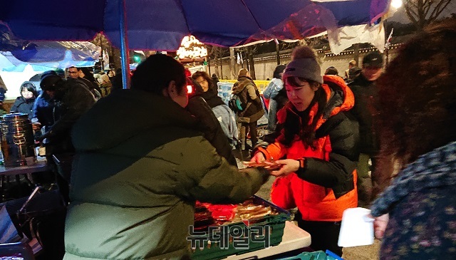 ▲ 30일 밤 청와대 앞 효자로에서 열린 '문재인 퇴진 국민대회' 철야 농성. ⓒ이상무 기자