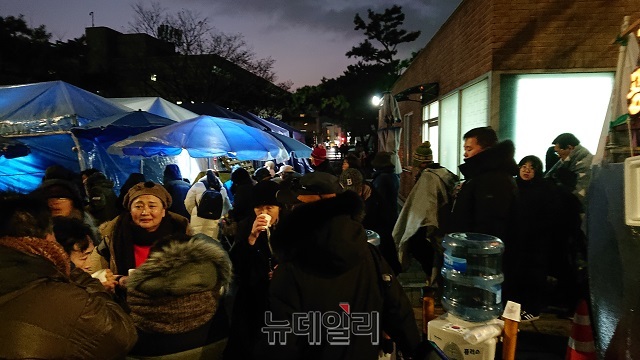 ▲ 30일 밤 청와대 앞 효자로에서 열린 '문재인 퇴진 국민대회' 철야 농성. ⓒ이상무 기자