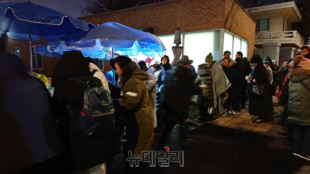 ▲ 30일 밤 청와대 앞 효자로에서 열린 '문재인 퇴진 국민대회' 철야 농성. ⓒ이상무 기자