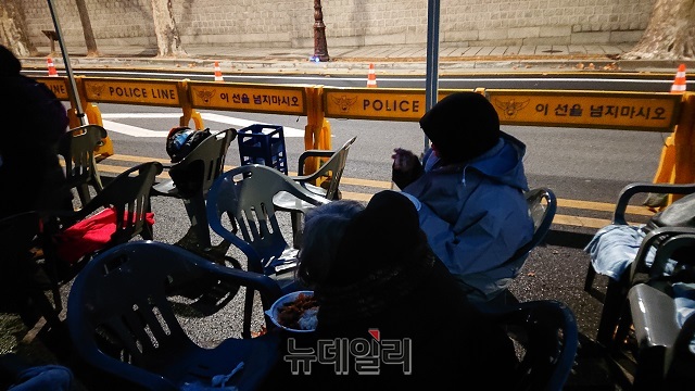 ▲ 30일 밤 청와대 앞 효자로에서 열린 '문재인 퇴진 국민대회' 철야 농성. ⓒ이상무 기자