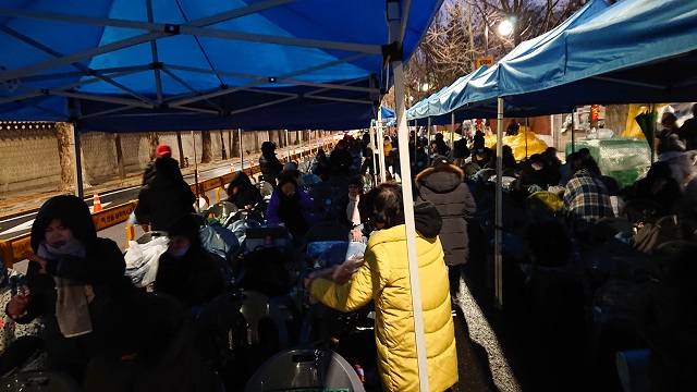 ▲ 30일 밤 청와대 앞 효자로에서 열린 '문재인 퇴진 국민대회' 철야 농성. ⓒ이상무 기자