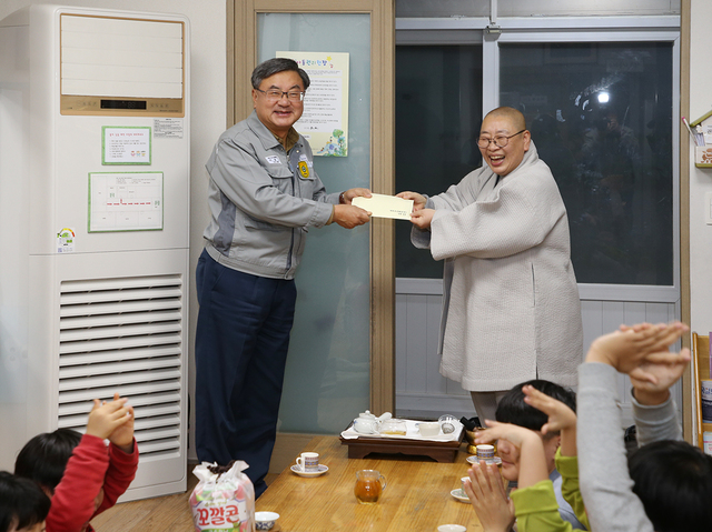 ▲ 지난 30일 지세포 일운 지역아동센터를 찾은 대우조선해양 이성근 사장(왼쪽)이 우은영 센터장에게 교구재 구입을 위한 상품권을 전달하고 있다.ⓒ대우조선해양