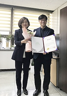 ▲ 대구한의대 청소년교육상담학과 강영배 교수가 지난 23일 대구시장 표창장을 수상했다.(사진 왼쪽부터 김영애 대구시민행복국장, 강영배 대구한의대 교수)ⓒ대구한의대