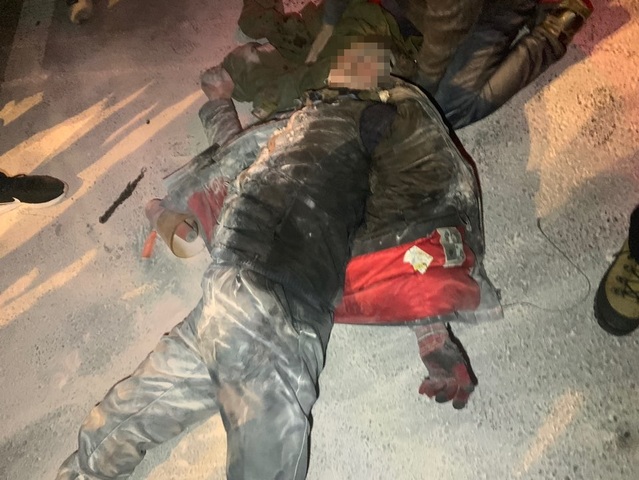 ▲ 30일 공수처 설치법 국회 통과 직후 국회 근처 거리에서 '공수처 악법 반대'를 외치며 분신을 기도한 안모씨가 주변 시위대의 보호를 받으며 쓰러져 있다.ⓒ우리공화당 제공