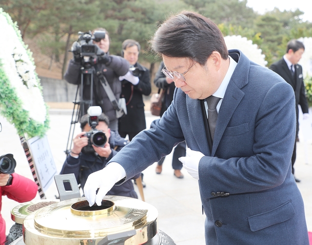 ▲ 2020년 경자년 새해 아침 권영진 대구시장과 이철우 경북도지사가 앞산 충혼탑 합동 참배를 시작으로 새해 출발을 다짐한다. 사진은 권영진 시장의 지난 영천호국원 참배 모습.ⓒ대구시