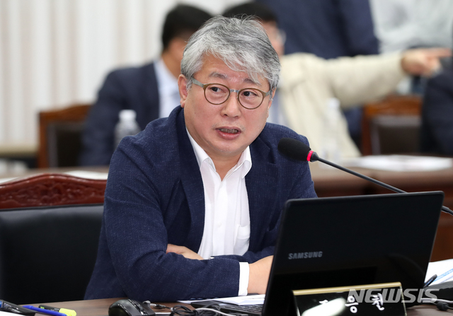 ▲ 윤호중 더불어민주당 사무총장이 같은 당 소속 조응천 의원의 사무실을 본회의 표결 직전 찾아 설득한 것으로 알려졌다. 조 의원은 4+1 협의체에서 수정된 공수처법에 대해 줄곧 반대를 표해왔다. ⓒ뉴시스