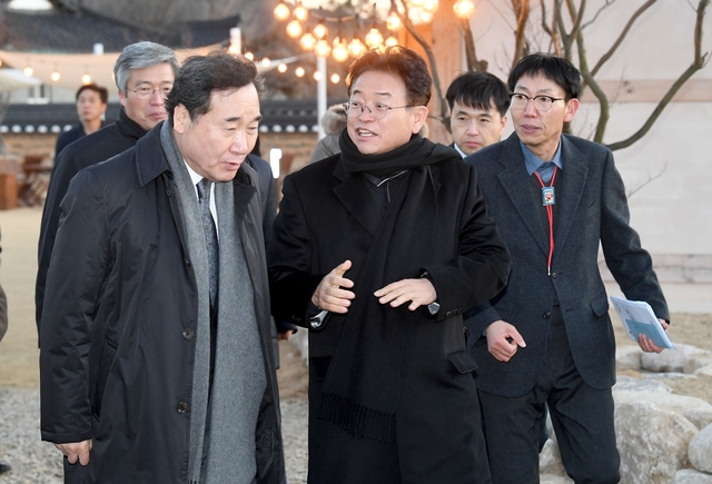 ▲ 이철우 경북도지사(중간)가 ‘도시청년시골파견제’ 첫 사업 대상지인 문경 화수헌 한옥게스트하우스를 찾은 이낙연 총리(왼쪽)과 환담을 나누고 있다.ⓒ경북도