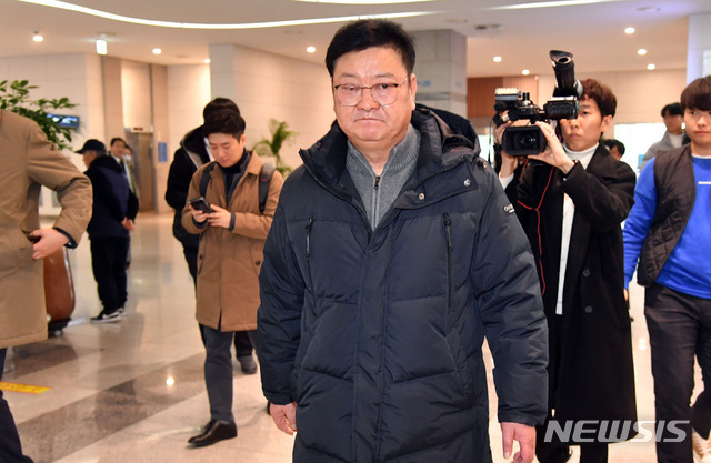 ▲ 청와대의 하명수사 및 선거개입 의혹과 관련해 검찰 조사를 받던 임동호 더불어민주당 전 최고위원이 지난 28일 부산 동구 부산항국제여객터미널을 통해 입국하고 있다. ⓒ뉴시스