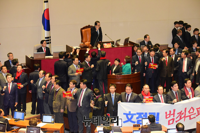 ▲ 30일 공수처법안 표결을 앞두고 자유한국당 의원들이 국회 본회의장 의장석을 둘러싸고 법안 상정에 항의하고 있다. 플래카드에는 