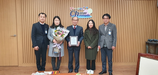 ▲ 청도군(군수 이승율)이 올해 경상북도 중소기업 육성시책 평가에서 우수기관으로 선정됐다. 사진 중간 이승율 군수.ⓒ청도군