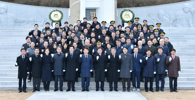 ▲ 대구시와 경북도는 1일 충혼탑에서 2020년 경자년(庚子年)을 맞아 나라를 위해 희생한 순국선열과 호국영령의 뜻을 기렸다.ⓒ대구시