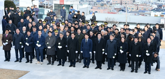 ▲ 참배에는 권영진 대구시장, 이철우 경북도지사와 대구시 7개 구청장을 비롯한 대구시와 경상북도의 주요 간부 80여명이 참석한 가운데 엄숙하게 거행됐다.ⓒ대구시
